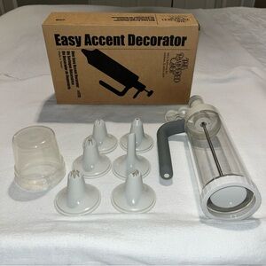 The Pampered Chef Easy Accent Decorator in White and Clear